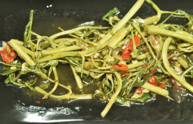  Kızarmış baharatlı mimoza ile istiridye soslu kırmızı biberi karıştırın.