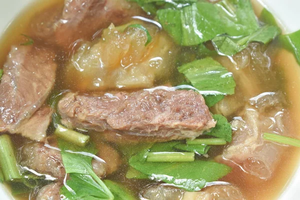 煮込み牛の肉と天丼のハーブブラウンスープ辛いチリソース — ストック写真