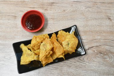  Kızarmış hamur hamuru doldurulmuş domuz pirzolası tabakta tatlı acı biber sosu