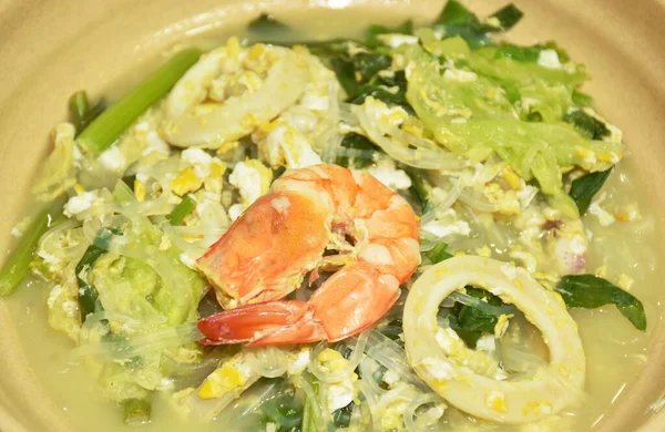 Seafood Sukiyaki Rebus Dalam Sup Dengan Saus — Stok Foto
