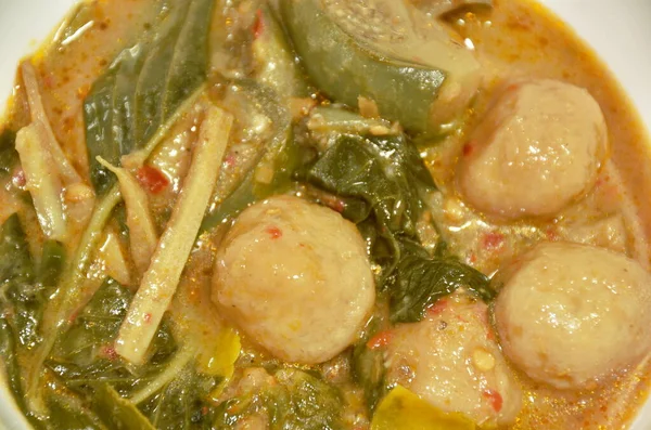 辣味煮鱼球 配片茄子在椰浆中 放在碗里的绿色咖哩汤 — 图库照片