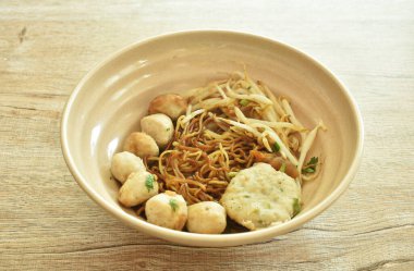  Çin usulü sade yumurtalı şehriye, siyah soya soslu domuz köftesi ve fasulye filizli çorba.