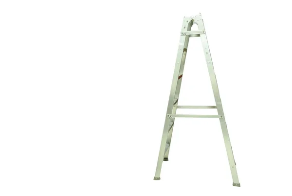 白い背景に家庭用オブジェクトを登るための背の高いアルミ階段 — ストック写真