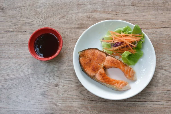  Izgara somon bifteği teriyaki sosu ve taze sebze salatası.