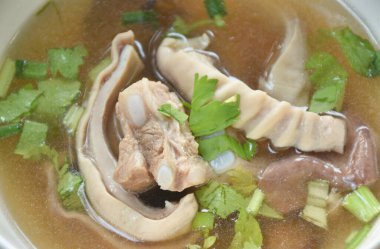  Haşlanmış domuz eti ve kase içinde kemik çorbası masaya baharatlı sos kabı.