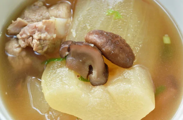 煮熟的冬瓜 配上猪骨和蘑菇汤 — 图库照片