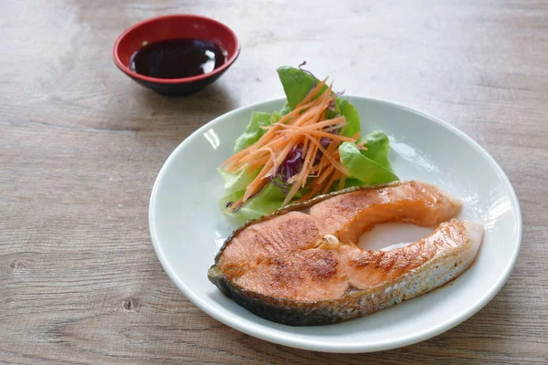 焼き鮭ステーキ照り焼きソースと野菜サラダを盛り付け — ストック写真