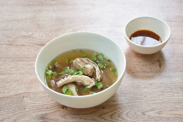  Haşlanmış domuz eti ve kase içinde kemik çorbası masaya baharatlı sos kabı.