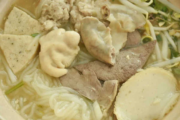 ベトナムの米麺またはスライスソーセージとフォーは ボウルにスープにチョップポークとエントラール — ストック写真