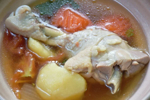 煮鸡腿与土豆汤在碗 — 图库照片