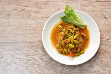  Baharatlı kızarmış fasulye dilimlenmiş domuz eti ve marul.