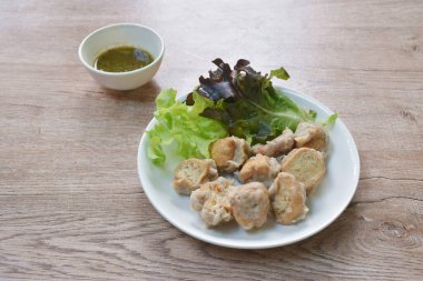  Haşlanmış Hakka köftesi domuz pirzolasından yapılmış taze sebzeli kızarmış tofu baharatlı biber sosu.