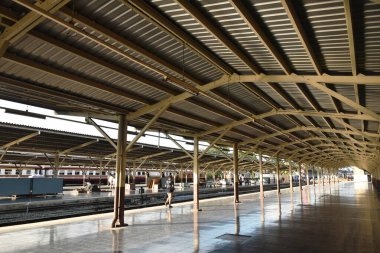  Bangkok Tayland 25 Aralık 2021: Hua Lamphong 'daki platform 1916' dan beri en eski Bangkok tren istasyonu servisi Tayland halkı