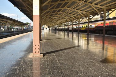 Bangkok Tayland 25 Aralık 2021: Hua Lamphong 'daki platform 1916' dan beri en eski Bangkok tren istasyonu servisi Tayland halkı
