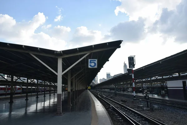 Bangkok Tajlandia Grudnia 2021 Platforma Hua Lamphong Najstarszy Dworzec Kolejowy — Zdjęcie stockowe