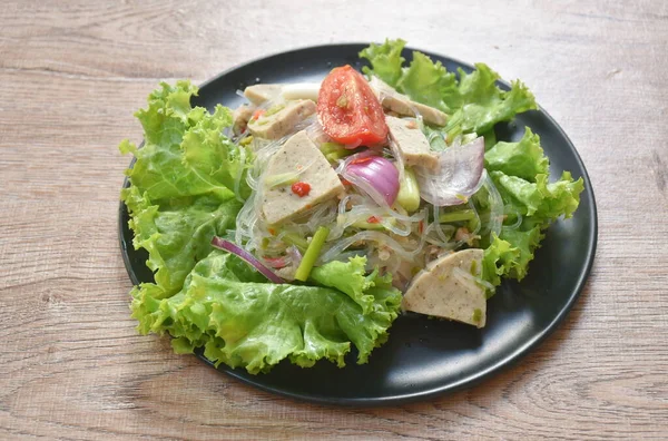 ベトナムのソーセージ入りのガラス麺と豚肉のスパイシーなサラダを盛り付け — ストック写真