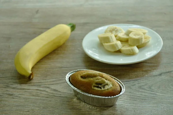 Butter Banana Cake Topping Fruit Aluminum Tray Table — Foto Stock