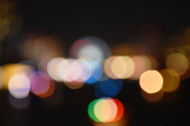  Nehir arkaplanı ve dokusu üzerindeki binanın bulanık ışığı