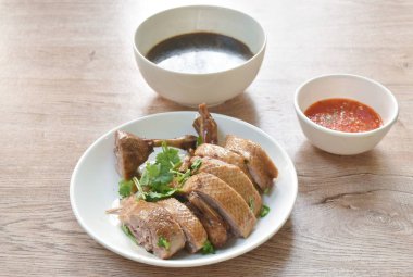  Baharatlı biber soslu, siyah soya soslu haşlanmış ördek eti.