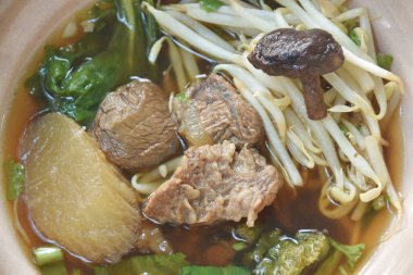  Kahverengi kasede mantar soslu fasulye filizli haşlanmış et.