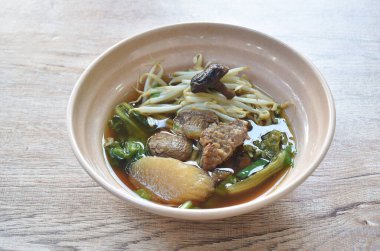  Kahverengi kasede mantar soslu fasulye filizli haşlanmış et.