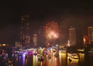  Tayland 'daki Cho Phraya nehrinde yeni yıl kutlamaları