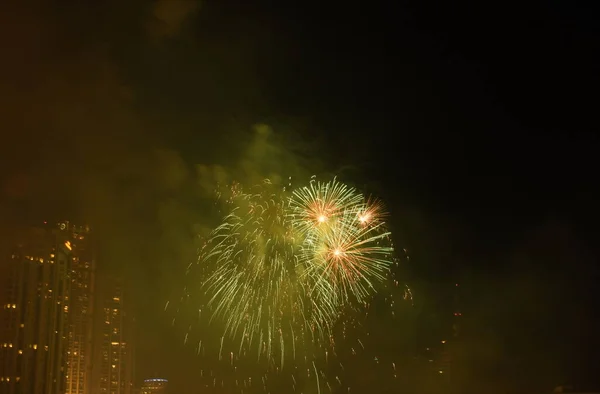 Feuerwerk Explodiert Dunklen Himmel Der Nacht — Stockfoto