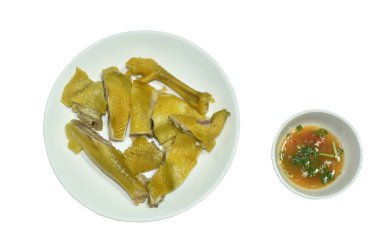 Balık sosunda kemikli haşlanmış tavuk baharatlı biber sosuna batırılmış.