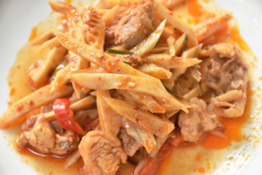  Baharatlı kızarmış bambu filizi ve körili tavuk.