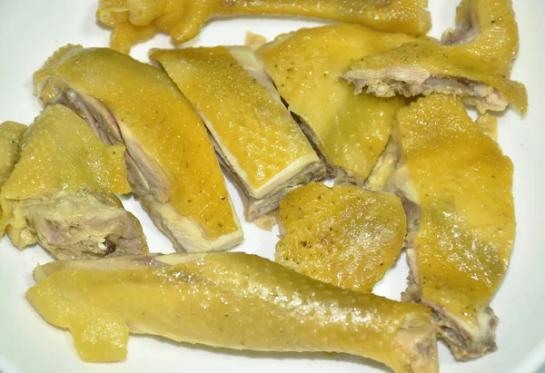 Ayam Rebus Dengan Tulang Dalam Saus Ikan Mengatur Pada Piring — Stok Foto
