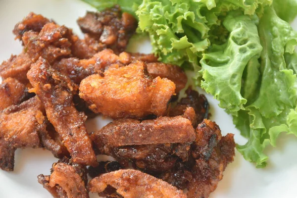 Renyah Daging Babi Perut Dengan Saus Cabai Dan Selada Piring — Stok Foto