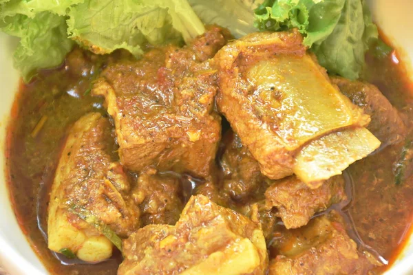 Würzig Gebratene Schweineknochen Mit Kokosmilch Curry Auf Salat Schüssel — Stockfoto