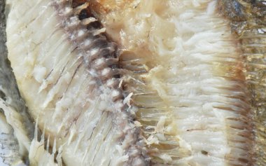  kızarmış yılan derisi gourami yarısı beyaz arka planda