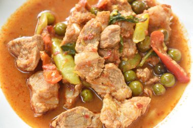  Hindistan cevizli köri soslu patlıcan ve marullu kızarmış domuz kemiği.