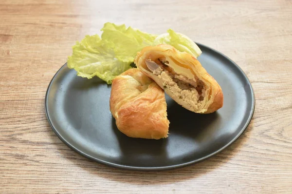  Yumuşak turta, mantar dolması ve domuz püresi, çünkü tabakta marul var.