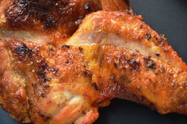  Baharatlı soslu ızgara tavuk kanadı.