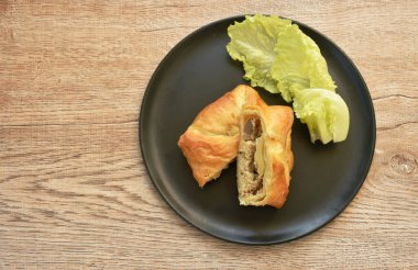  Yumuşak turta, mantar dolması ve domuz püresi, çünkü tabakta marul var.