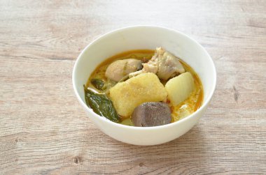  Hindistan cevizi sütlü yeşil köri çorbasında tavuk ve kanla haşlanmış baharatlı kış kavunu.