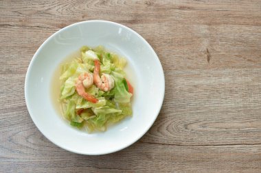  Kızarmış lahana ve havuçlu soya soslu karides.