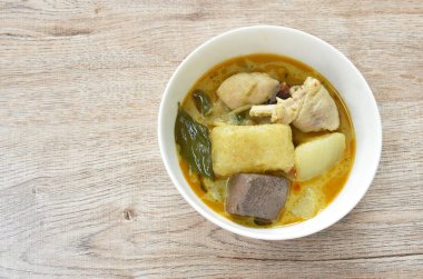  Hindistan cevizi sütlü yeşil köri çorbasında tavuk ve kanla haşlanmış baharatlı kış kavunu.