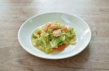  Kızarmış lahana ve havuçlu soya soslu karides.