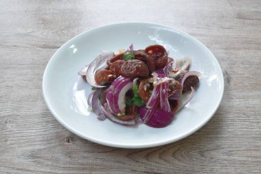  Baharatlı ve ekşi Çin domuz soslu ve tabakta soğan salatası.