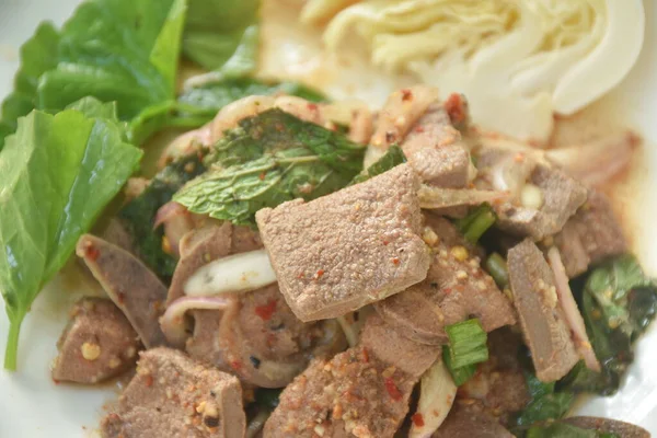 Baharatlı Domuz Ciğeri Tayland Salatası Taze Gotu Kolal Yaprağı Lahana — Stok fotoğraf