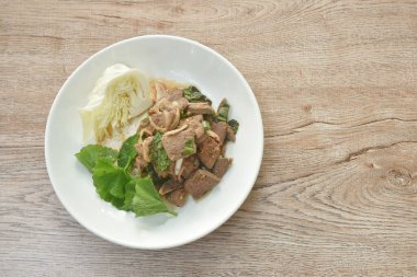  Baharatlı domuz ciğeri ve Tayland salatası. Taze Gotu kolal yaprağı ve lahana ile yenir.