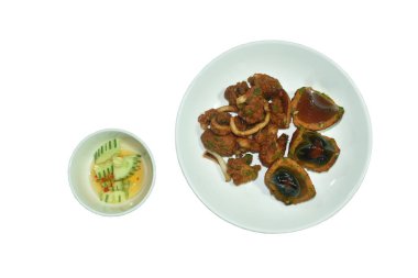 Kızarmış yumurta ve balıklı kek tabağa sarılmış tatlı sos.