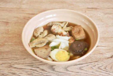  Domuz etiyle Çin pirinç unu ezmesi ve bağırsakları kremalı yumurta sarısı, kâsenin üstünde.