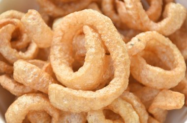  Baharatlı yeşil biber soslu kızarmış domuz derisi kraker Tayland kuzeyi çift tabakta taze sebze