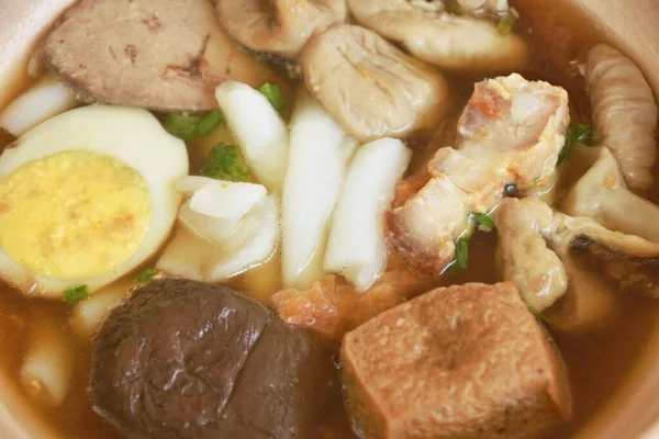 中国の米粉を豚肉でペーストし ボウルにスープにクリーミーな卵の黄身をトッピング — ストック写真