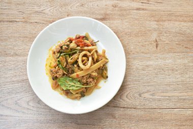  Baharatlı kızarmış bambu filizi, midye ve kalamar çifti tabakta domuz püresi.