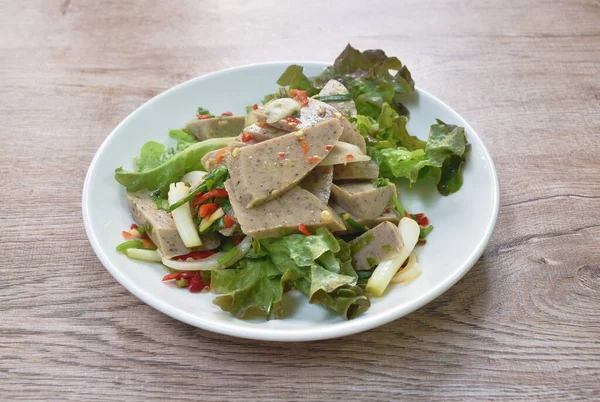 Βιετναμέζικο Χοιρινό Λουκάνικο Λαχανικά Πικάντικη Και Ξινή Σαλάτα Στο Πιάτο — Φωτογραφία Αρχείου